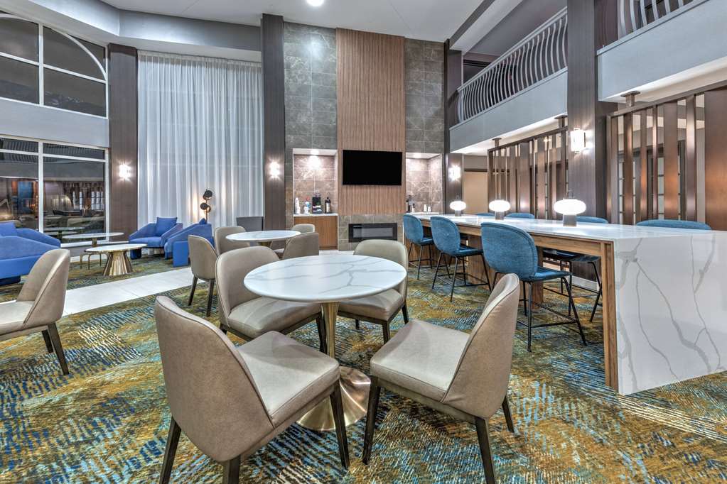 La Quinta Inn & Suites by Wyndham Dallas DFW Airport North - photo 10