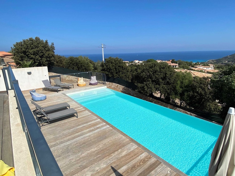 Beautiful Villa With Pool and sea View — 4-Star Luxury Hotel in Monticello, France