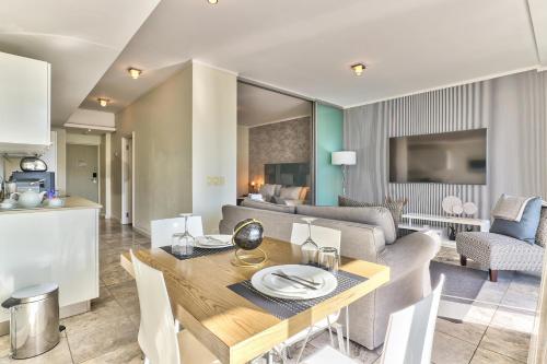 Harbour Bridge Apartment on Waterfront Canal