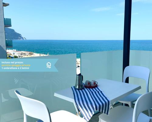 M413 Marcelli quadrilocale fronte mare con vista e spiaggia privata — 4-Star Luxury Hotel in Marcelli, Italy