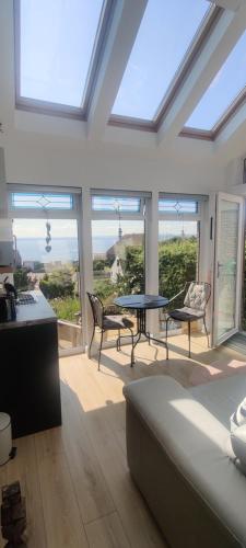 KINGHORN Private Room own entrance ensuite sunroom & Views — 4-Star Luxury Hotel in Kinghorn, United Kingdom