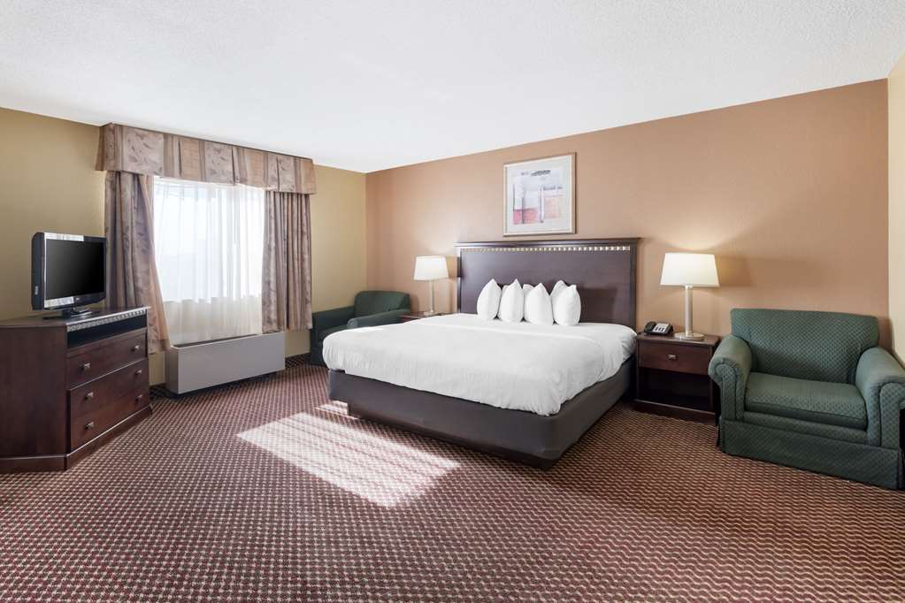 Quality Inn & Suites Bloomington University Area - photo 24