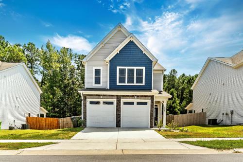 Valentine Special Raleigh Luxe Family Retreat 15 Min to Downtown Kids Gear Fast WiFi for WFH EV & Pet Friendly in Raleigh, United States