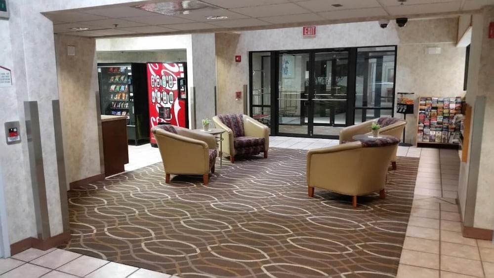 Plano Inn & Suites - photo 4