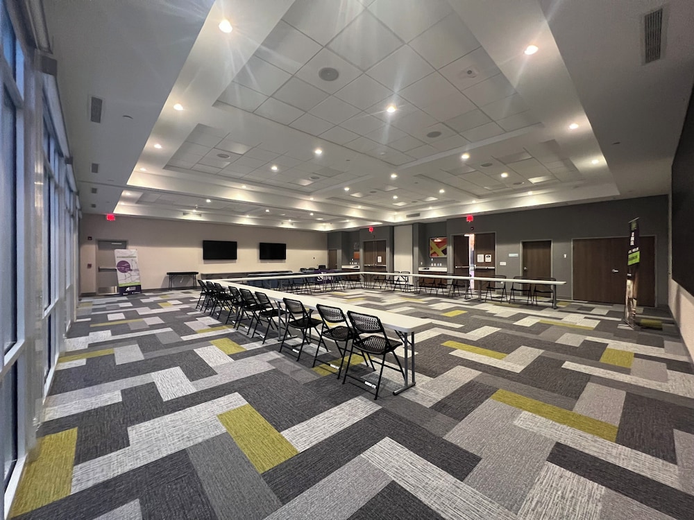 Holiday Inn Express & Suites Chicago Schaumburg an IHG Hotel - photo 69