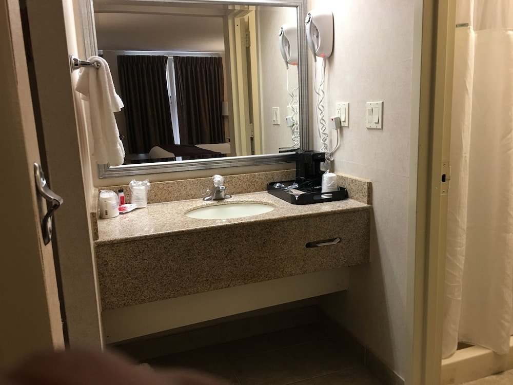 Ramada by Wyndham Rockville Centre - photo 38