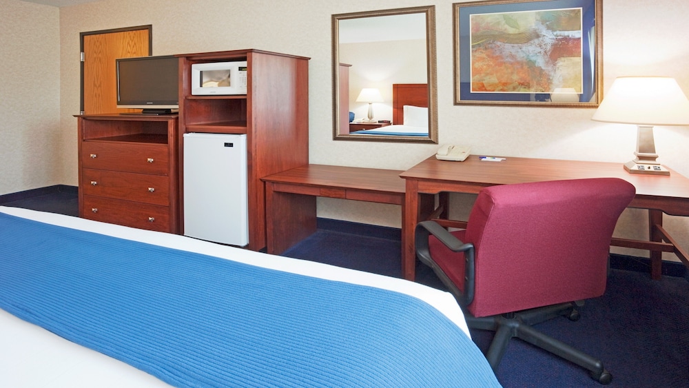 Holiday Inn Express Deforest - photo 12