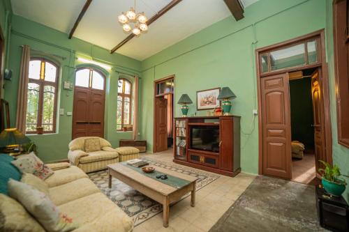 Central house with beautiful garden — 4-Star Luxury Hotel in Amman, Jordan