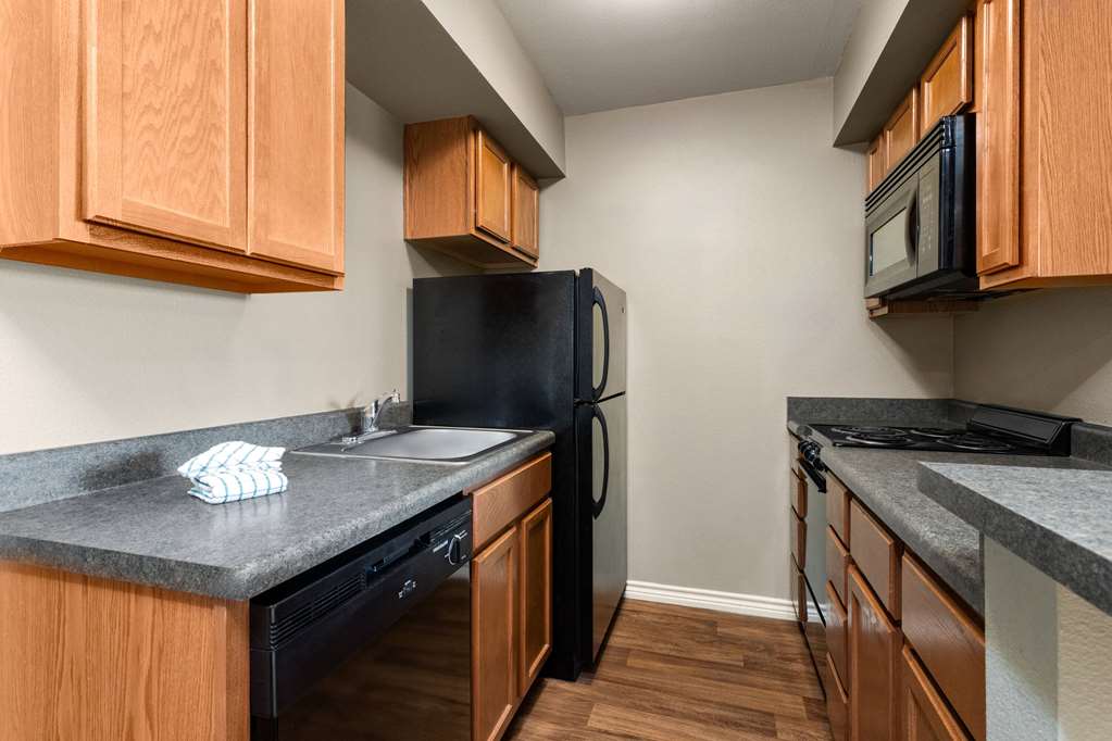Eagle's Den Suites Kenedy a Travelodge by Wyndham - photo 16