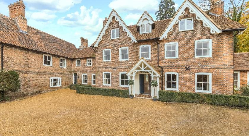 Lawn House — 4-Star Luxury Hotel in Hatfield, United Kingdom