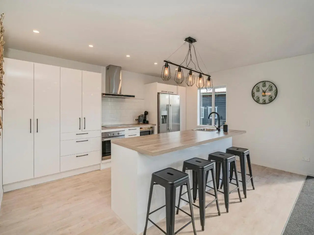 Sundaze Escape Cooks Beach Holiday Home — 4-Star Luxury Hotel in Whitianga, New Zealand
