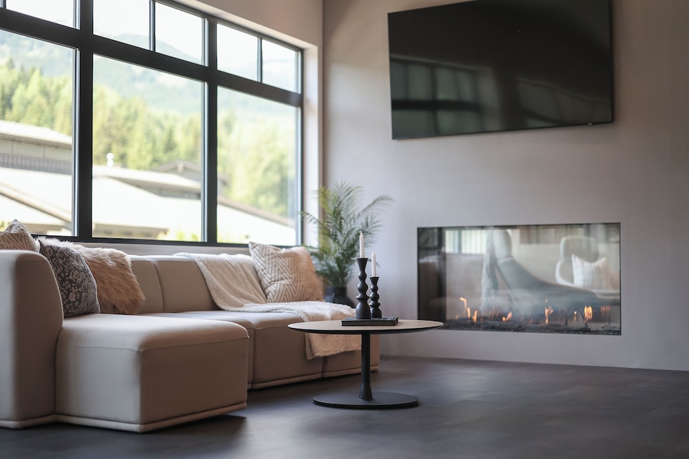 The Crescent — 4-Star Luxury Hotel in Rossland, Canada