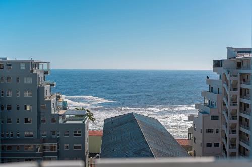 Stunning Ocean View Apt Beach Walk & Promenade Access — 4-Star Luxury Hotel in Cape Town, South Africa