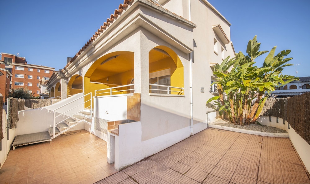 R141 C6 Manila Resort Patio — Calafell