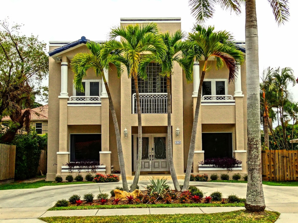 Beachwalk Villa — 4-Star Luxury Hotel in Hollywood, United States