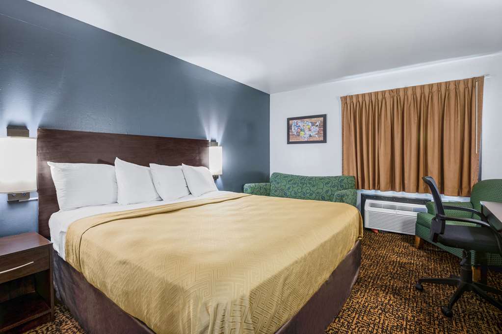 Econo Lodge Milwaukee Airport - photo 9