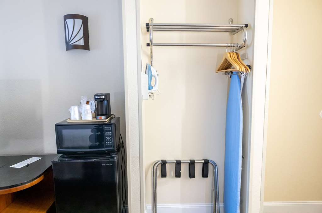 Days Inn By Wyndham College Park Atlanta Airport South - photo 37