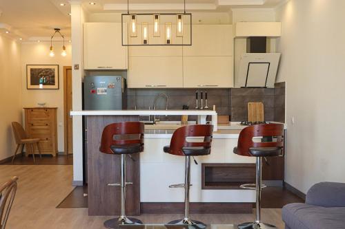 Central and Comfy Tbilisi 1BR Apartment by Wehost