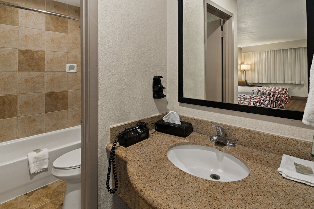 Red Roof Inn & Suites Irving DFW Airport South - photo 27