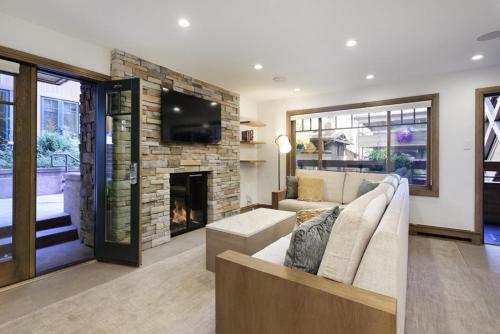 Fasching Haus Unit 210 Deluxe Condo w A C Private Deck 2 Blocks from Downtown Aspen — 4-Star Luxury Hotel in Aspen, United States