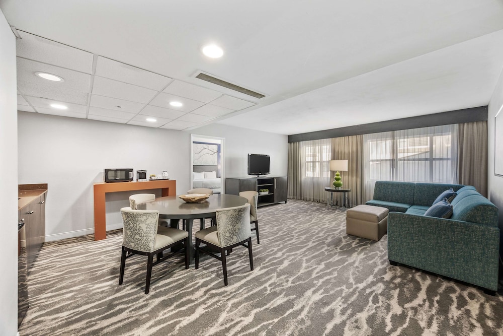DoubleTree Suites by Hilton Hotel Huntsville South - photo 9