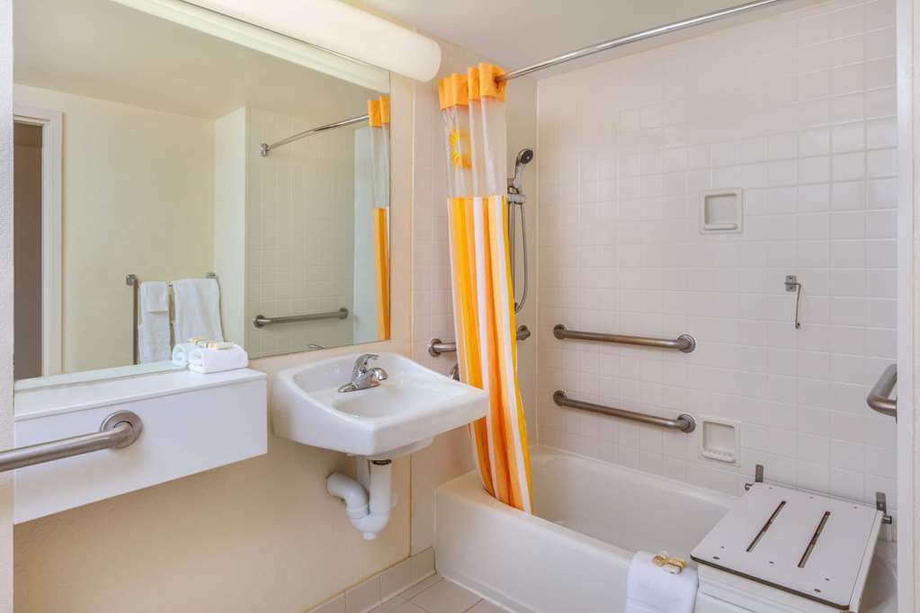 La Quinta Inn & Suites by Wyndham Garden City - photo 38