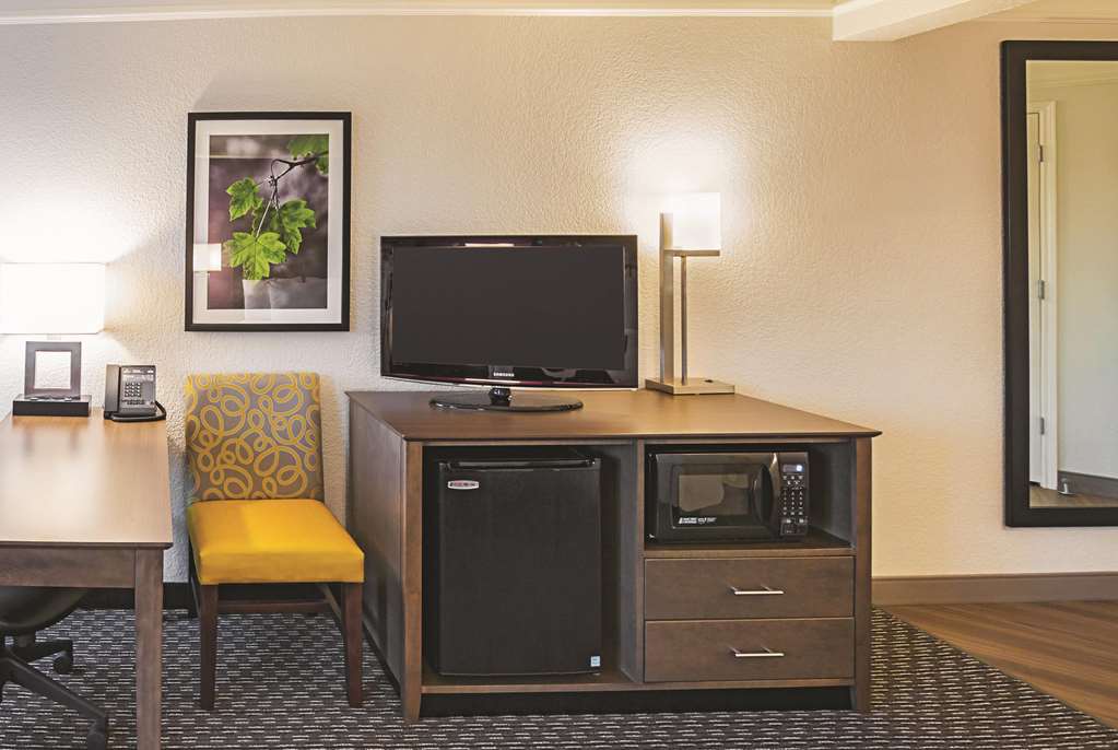 La Quinta Inn & Suites by Wyndham Fort Worth North - photo 22