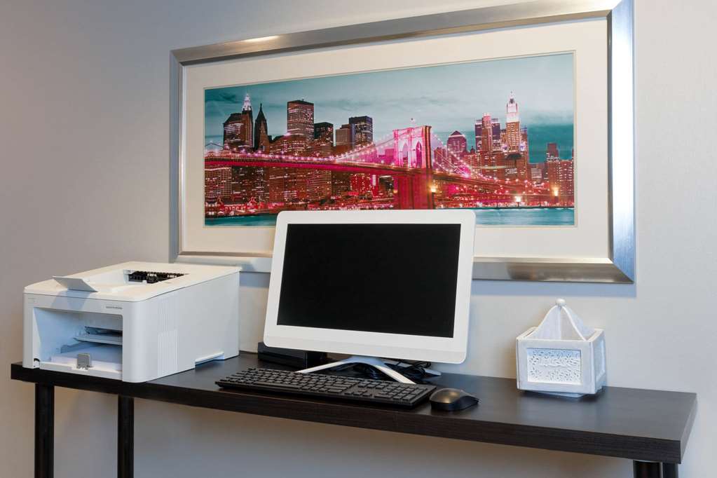 La Quinta Inn & Suites by Wyndham Secaucus Meadowlands - photo 24
