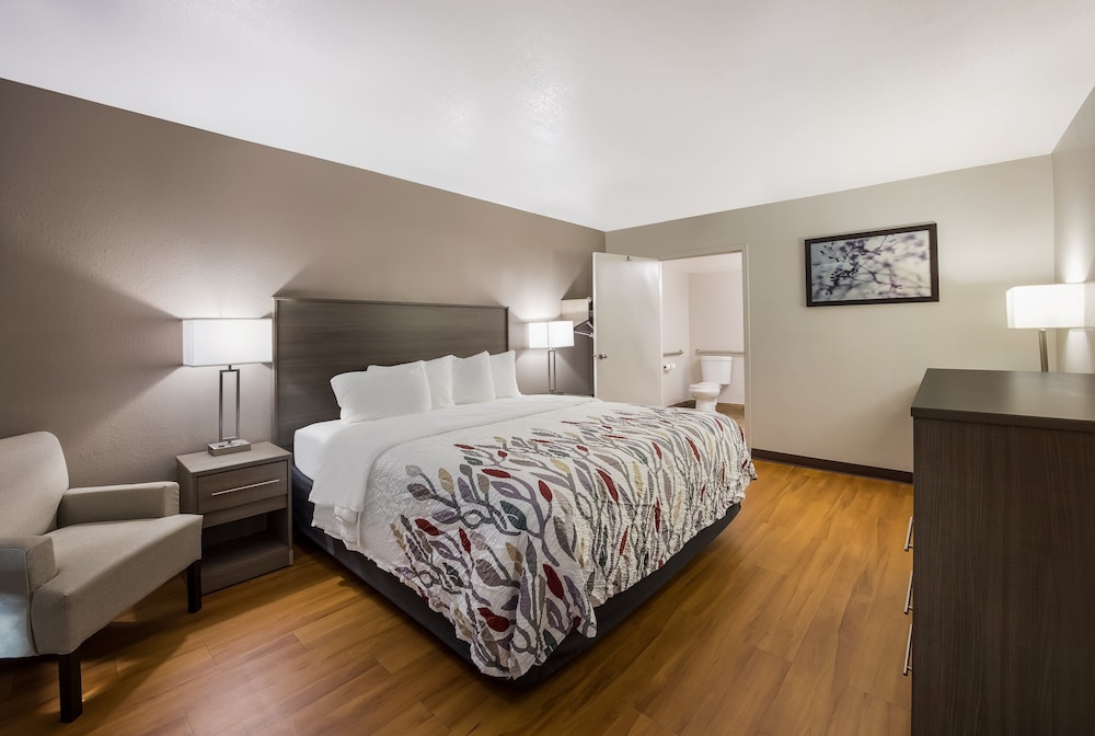 Red Roof Inn & Suites Thomasville - photo 8