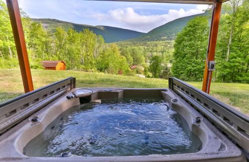 Stunning Home with Hot Tub Fire Pit & Amazing Views — 4-Star Luxury Hotel in Hunter, United States