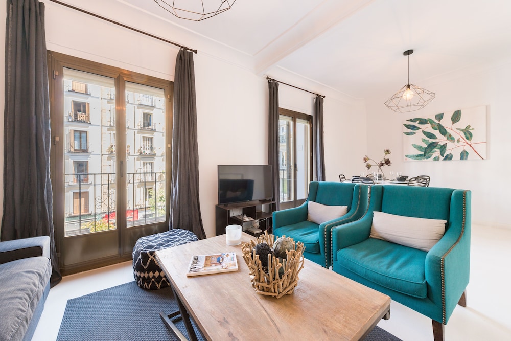 3 Bd Apartment Perfect Location in Plaza de Chueca — 4-Star Luxury Hotel in Madrid, Spain