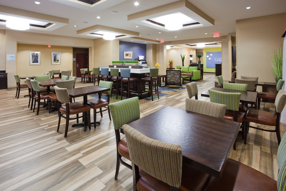 Holiday Inn Express Hotel & Suites Fort Dodge by IHG - photo 31