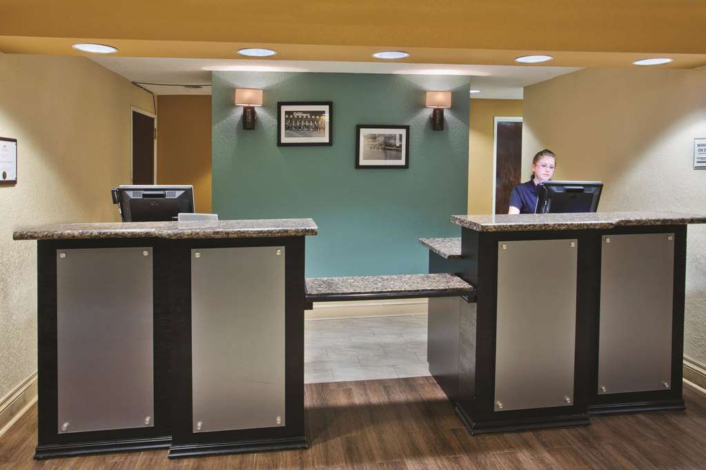 La Quinta Inn & Suites by Wyndham Hot Springs - photo 9