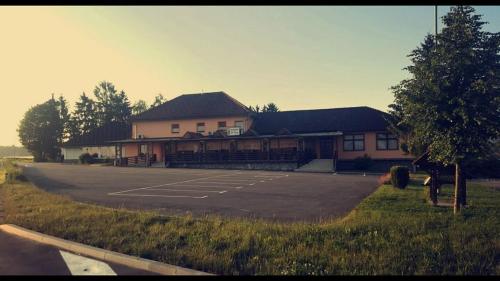 Gostišče pri Slavcu - last minute hotel in Sentjernej