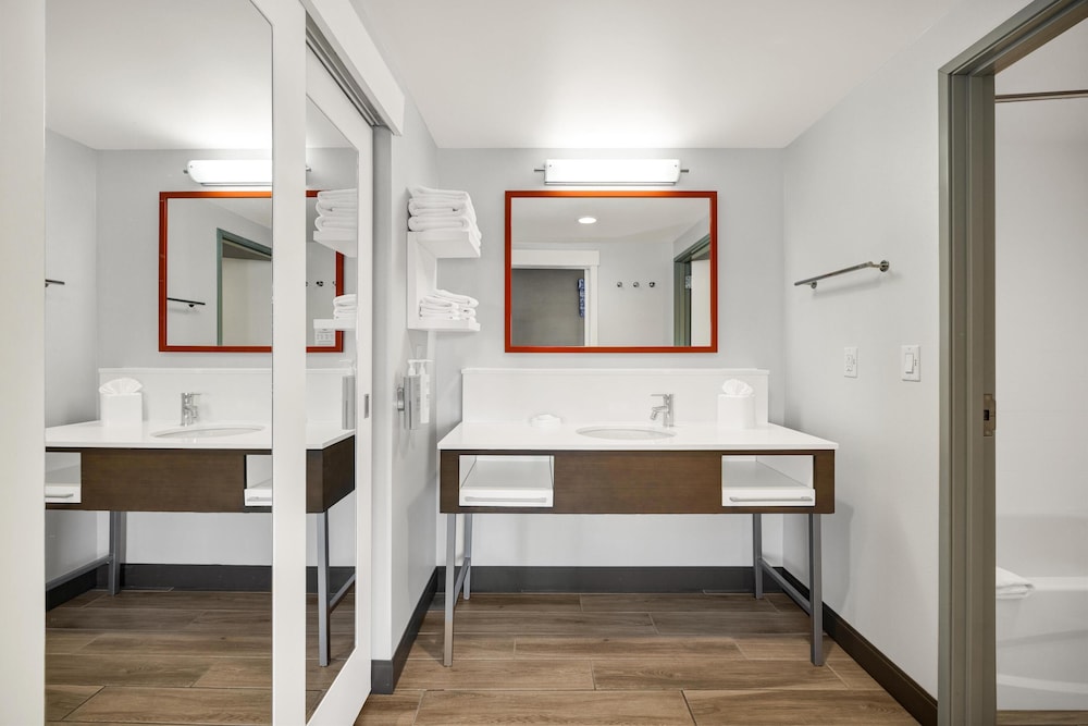 Hampton Inn & Suites Logan - photo 43