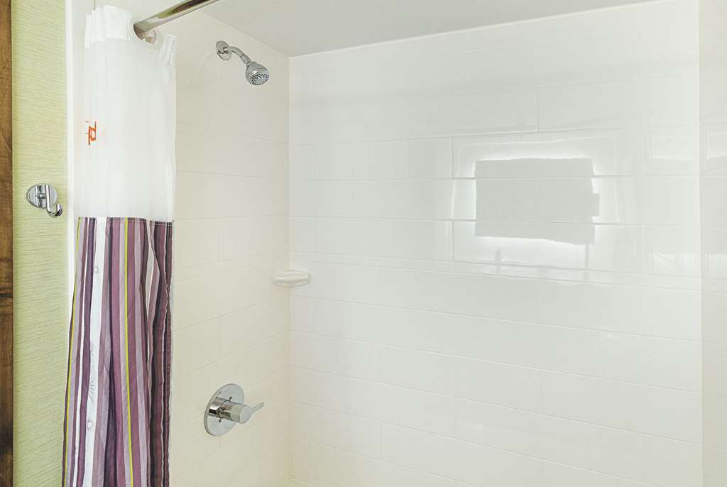 La Quinta Inn & Suites by Wyndham Orange County Airport - photo 13