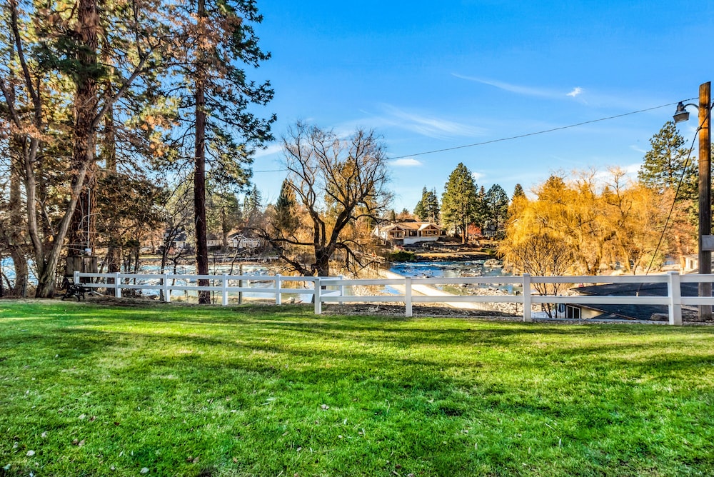 Bend Riverside Inn & Suites - photo 306