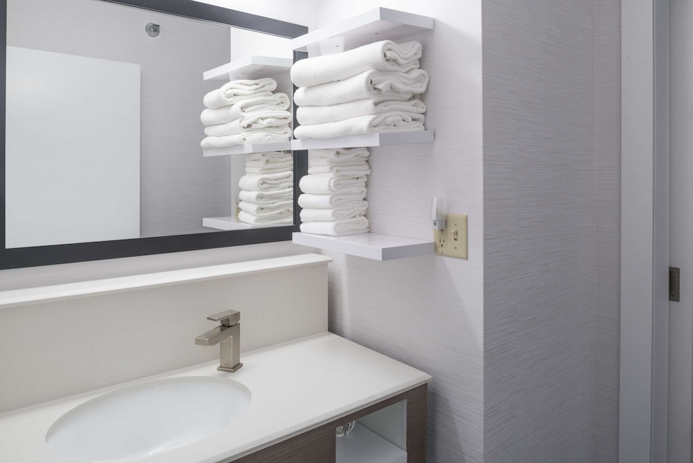 Hampton Inn North Sioux City - photo 25