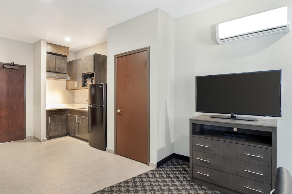 Best Western Plus Waller Hotel - photo 30