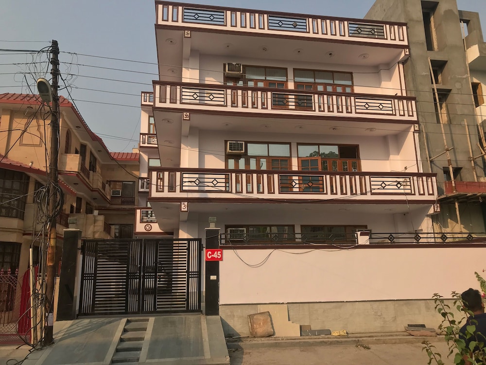 Oyo 14625 Baani Abode - last minute hotel in Noida