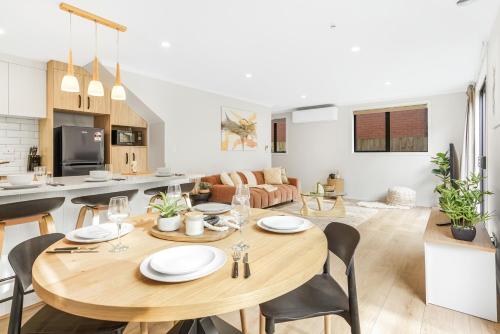 Spacious Stunner Central King Bed By KOSH BNB — 4-Star Luxury Hotel in Hamilton, New Zealand