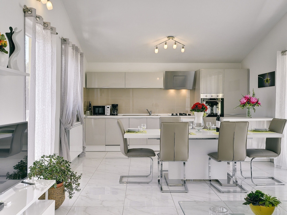 Apartment With Modern Decor and Spacious Garden 3 km From the Beach — 4-Star Luxury Hotel in Liznjan, Croatia