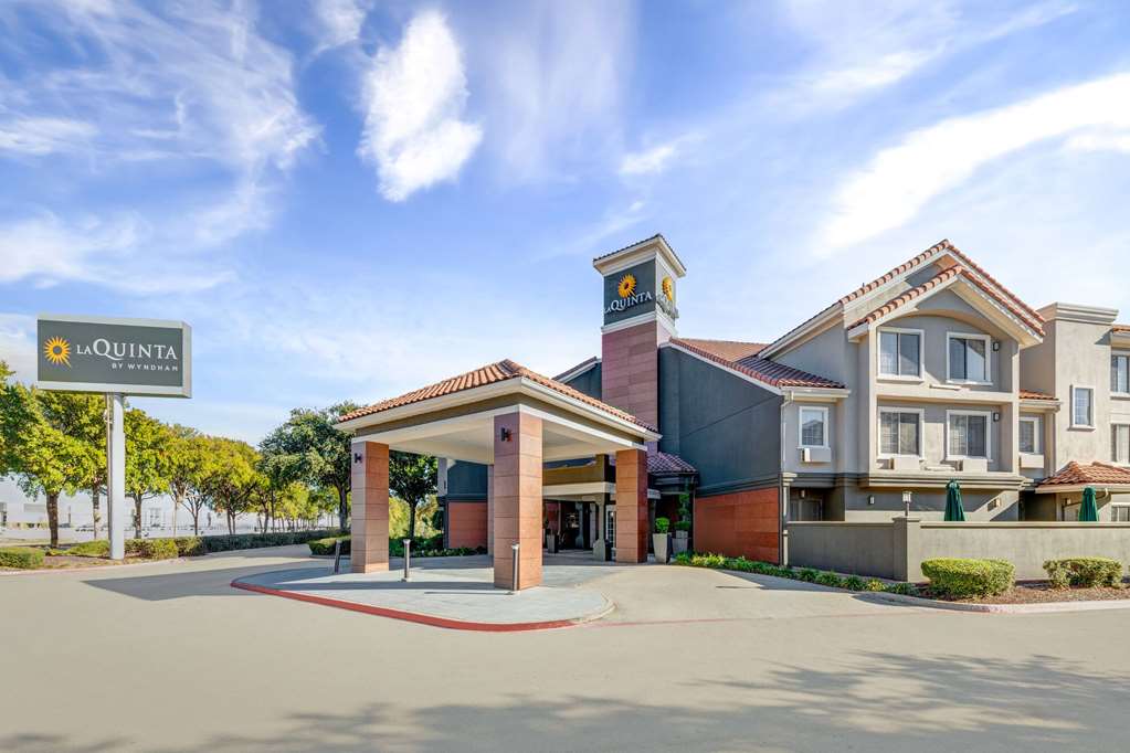 La Quinta Inn & Suites by Wyndham Dallas DFW Airport North - photo 6