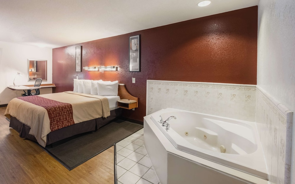 Red Roof Inn & Suites Savannah Gateway - photo 24
