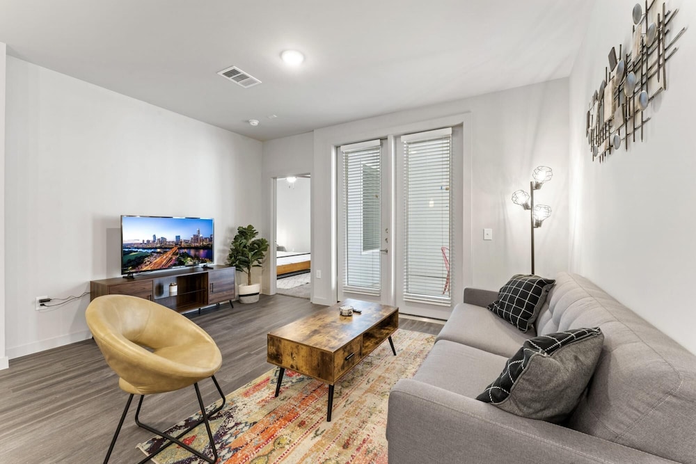 Spacious 2BR King Suite Close to DT Domain UT — 4-Star Luxury Hotel in Austin, United States