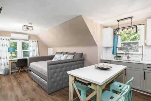 Serenity Studio Adorable And Spacious Studio With Full Kitchen — High Point