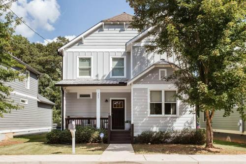 Meet Me in Athens I Beautiful 4 Bdrm House I 1 Mile to DT and Mins to UGA — 4-Star Luxury Hotel in Athens, United States