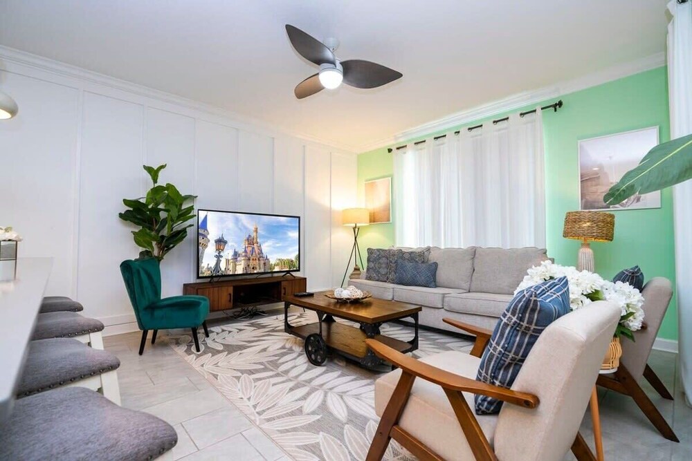 Vibrant Themed Home Prime Location — 4-Star Luxury Hotel in Kissimmee, United States