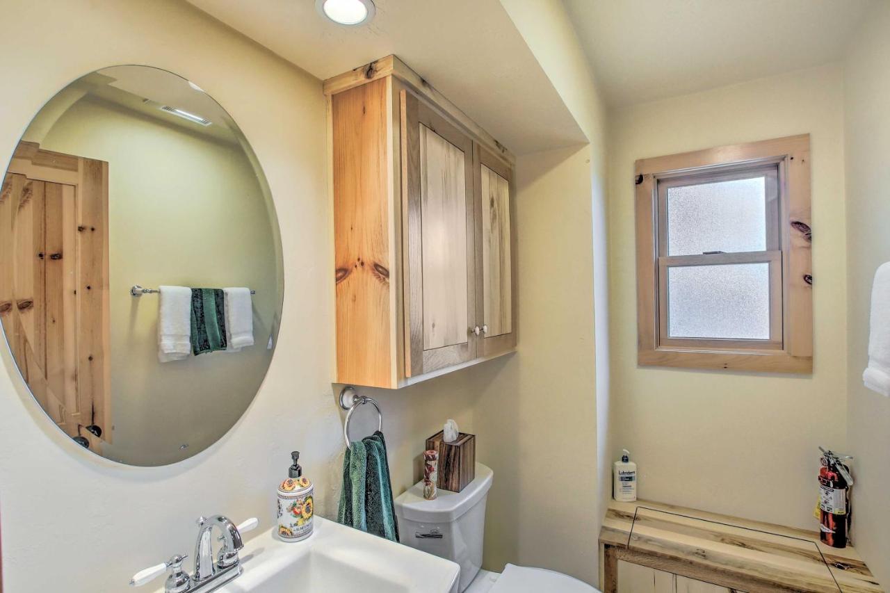 Idyllic Sturgeon Bay Cabin with Fire Pit and View — 4-Star Luxury Hotel in Sturgeon Bay, United States