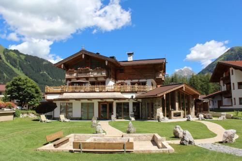 Chaletresort Lech - carbon neutral hotel in Holzgau